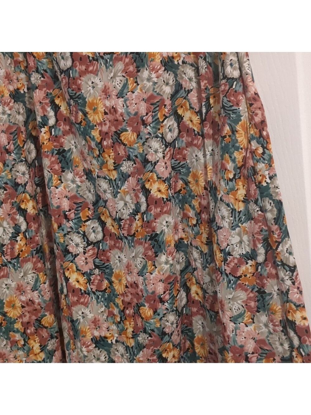 New beautiful dress - Picture 3 of 5